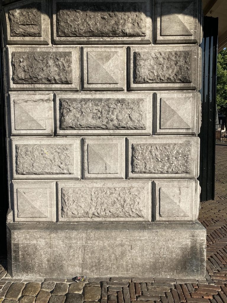 Metselwerk in grote natuurstenen blokken van het Alkmaarse Waagebouw.