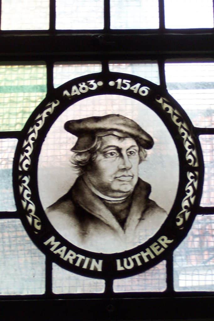 De kerkhervormers, waaronder Luther, zijn afgebeeld op de ramen van de vergaderzaal naast de consistoriekamer in de Grote Kerk. W. Bogtman, 1947. Foto J. van Zanten.