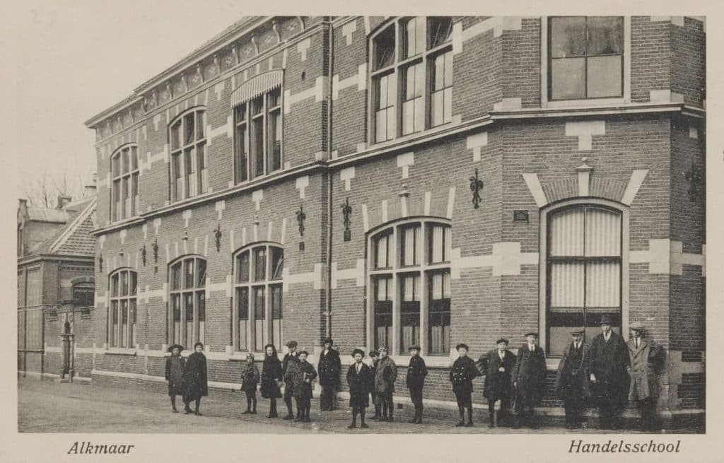 Doelenstraat 40-42, hoek Gedempte Nieuwesloot. Een aantal leerlingen staat voor het gebouw.