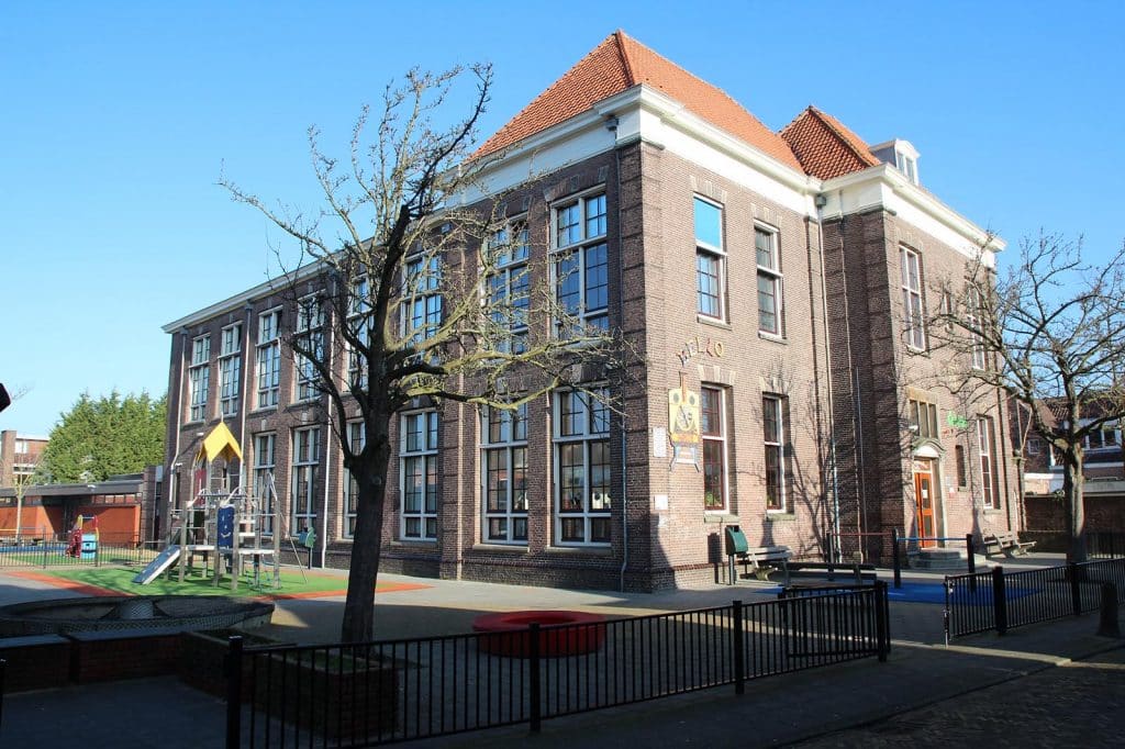 Basisschool Bello met het schoolplein met klimtoestellen in 2014