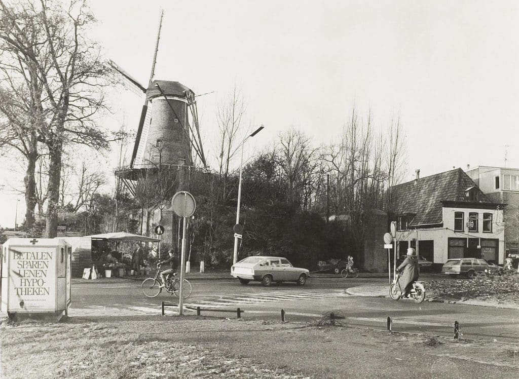 Clarissenbuurt 4, Molen van Piet ofwel Molen de Groot in het park op het Bolwerk. Beneden het Ritsevoort. Rechts Ritsevoort 58-60, bar disco No 1. Links daarvan, bedekt met groen, een telefoonbunker uit de Tweede Wereldoorlog (WO II). Op de voorgrond het Kennemerpark.