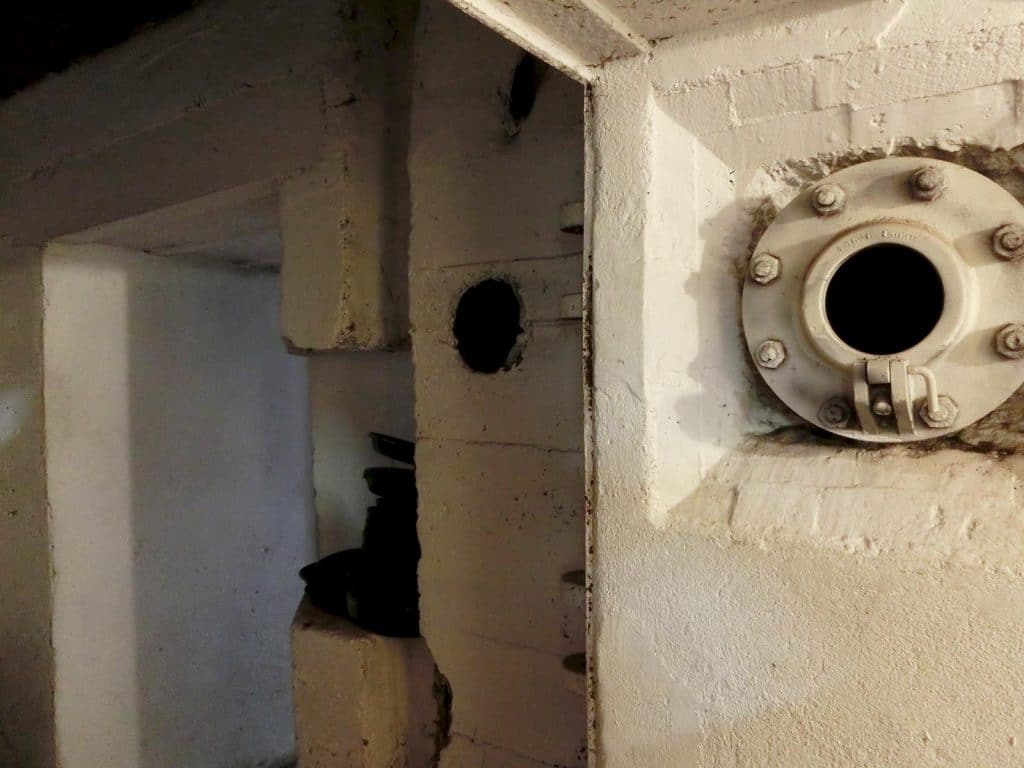 Binnenkant van Bunker R617 aan het Ritsevoort. Zichtbaar is een deel van de deurpost en buis voor de luchttoevoer. Foto M. Alphenaar 2014.
