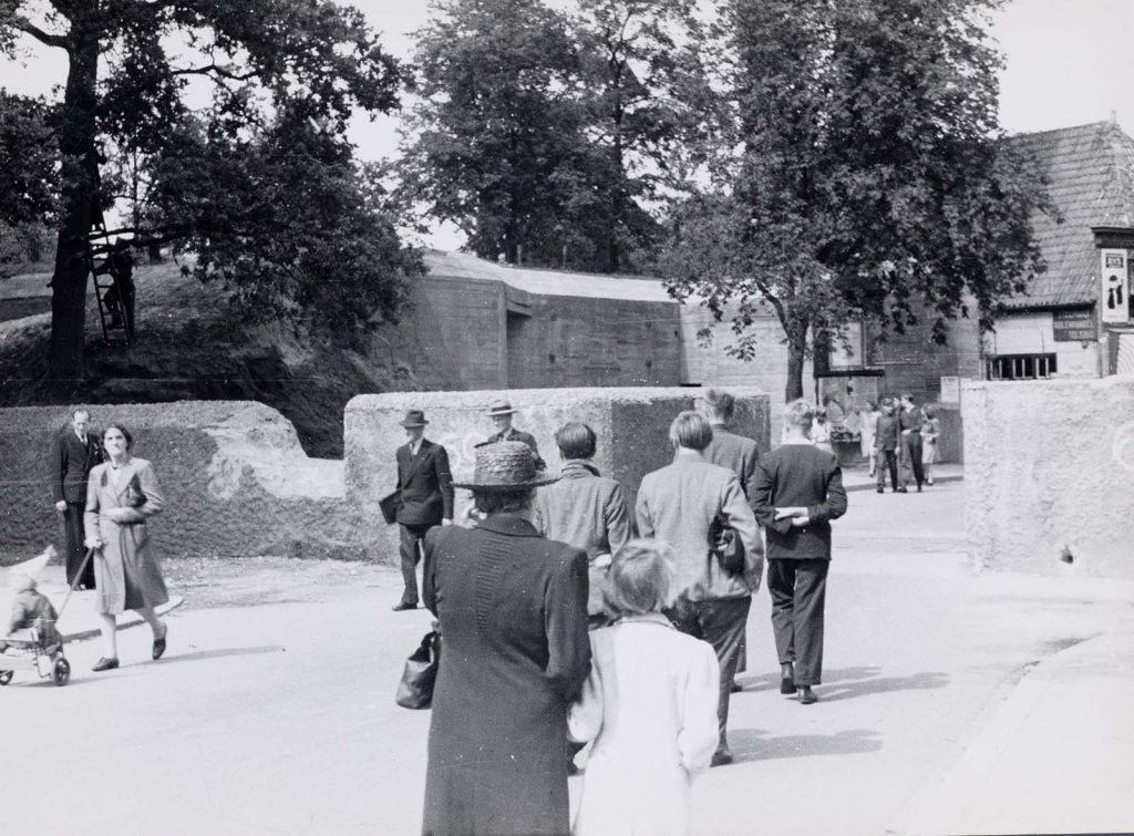 Bunker R617 en Spermuur van de Duitsers bij het Ritsevoort. Foto genomen in juni 1945.