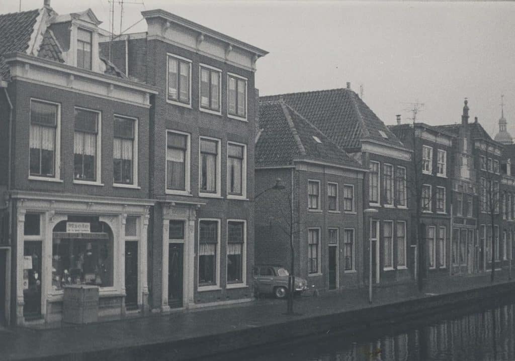 De Kitsteeg met rechts de koepel van de Kapelkerk 1969