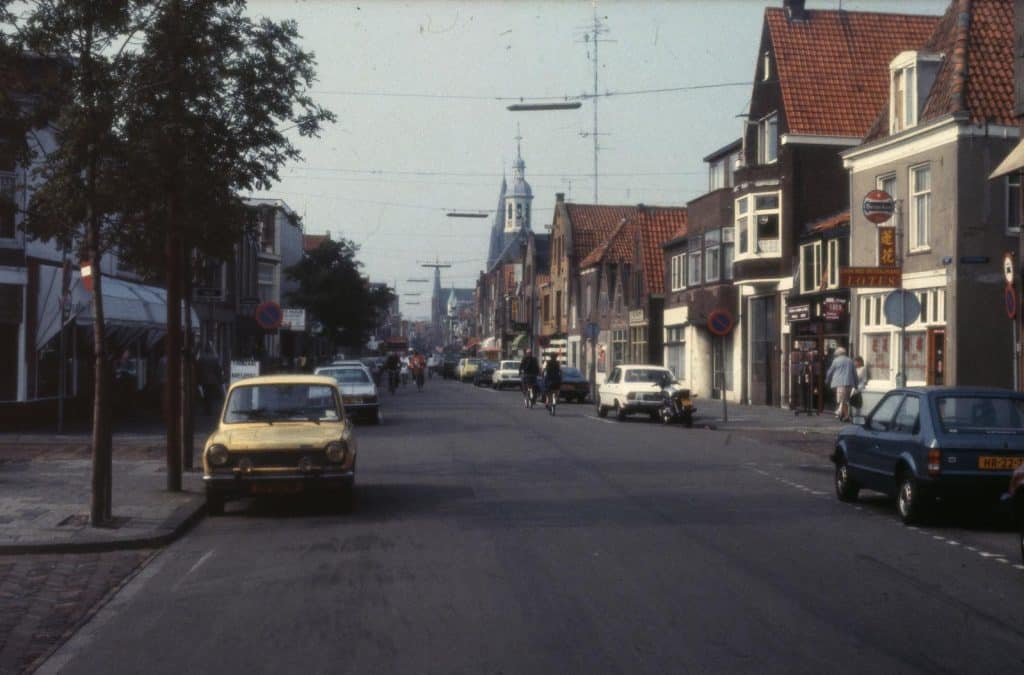 Zicht naar westen waaronder Lotus restaurant en de Kapelkerk.