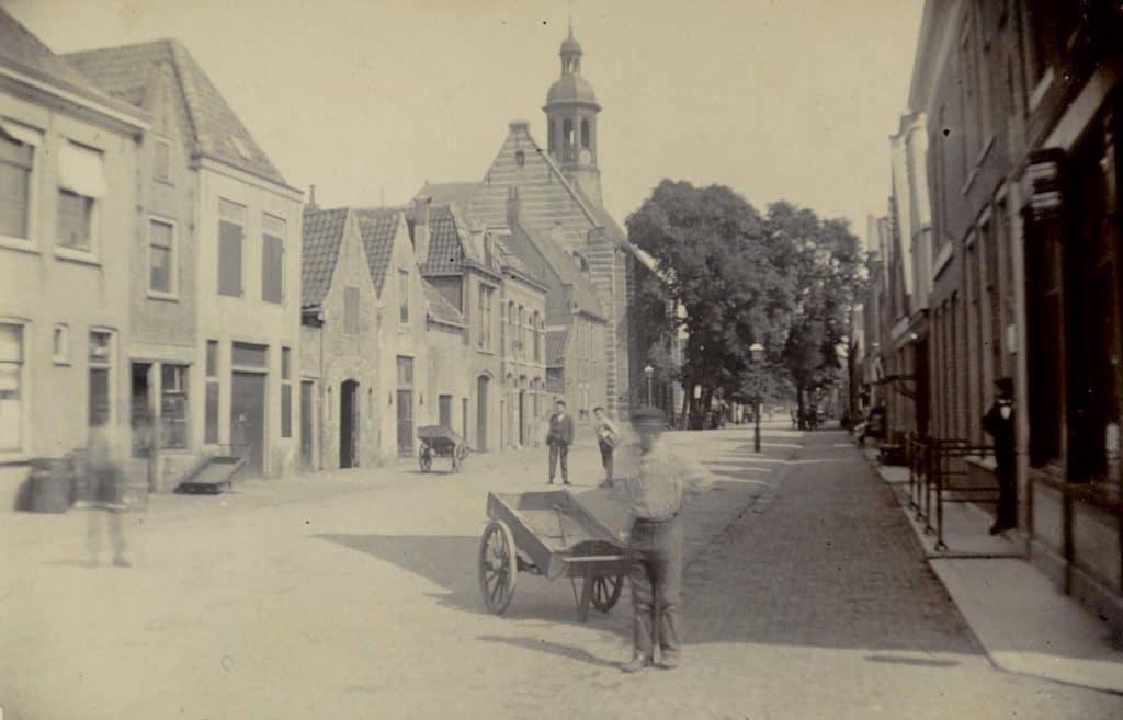 De Laat vanaf de hoek met de Hofstraat gezien richting de Kapelkerk in 1901.