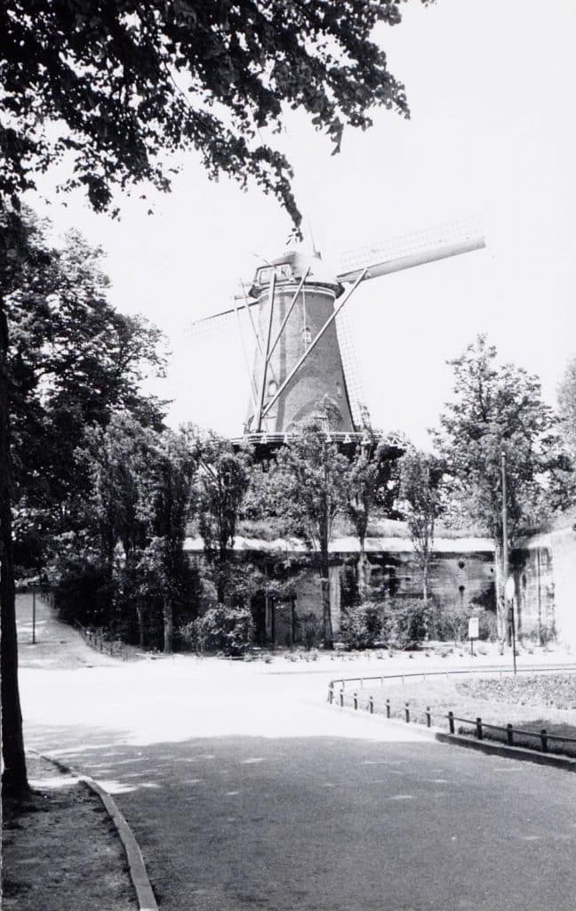 Bunker R617 aan het eind van het Ritsevoort met daarboven de Molen van Piet in 1961. De bloemenwinkel was er toen nog niet.