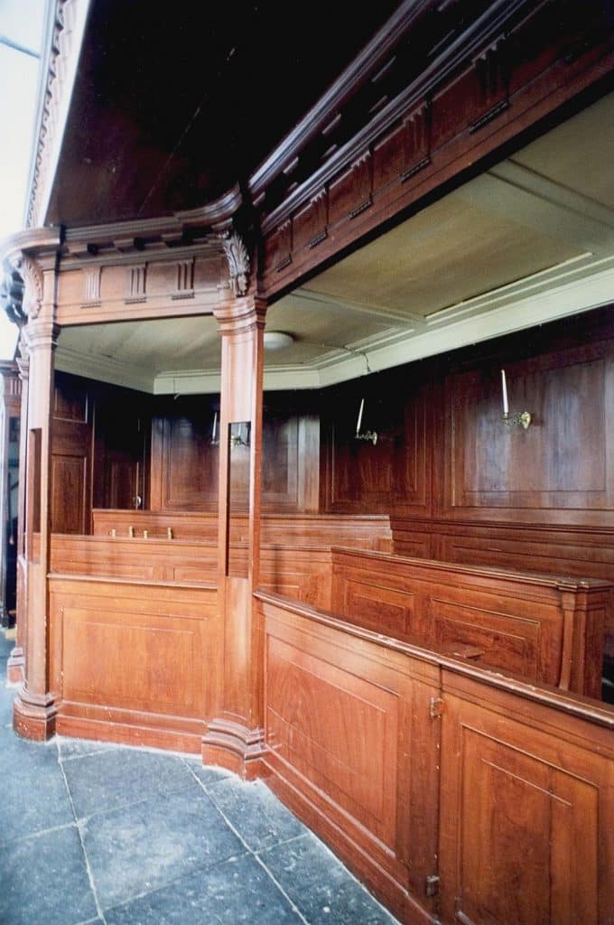 De kerkbanken onder het balkon van De Kapelkerk. Circa 2001. Foto J. Elsinga.