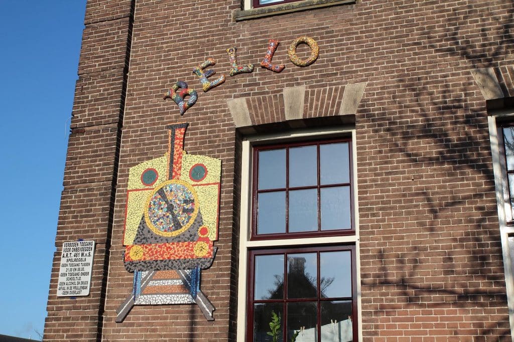 Stoomtrein Bello op de voorgevel van Basisschool Bello in 2014
