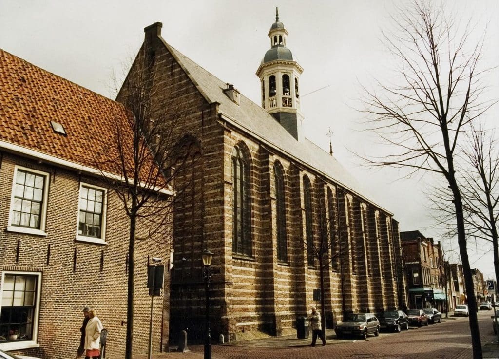 De zijgevel van De Kapelkerk aan de Laat. Circa 2001.