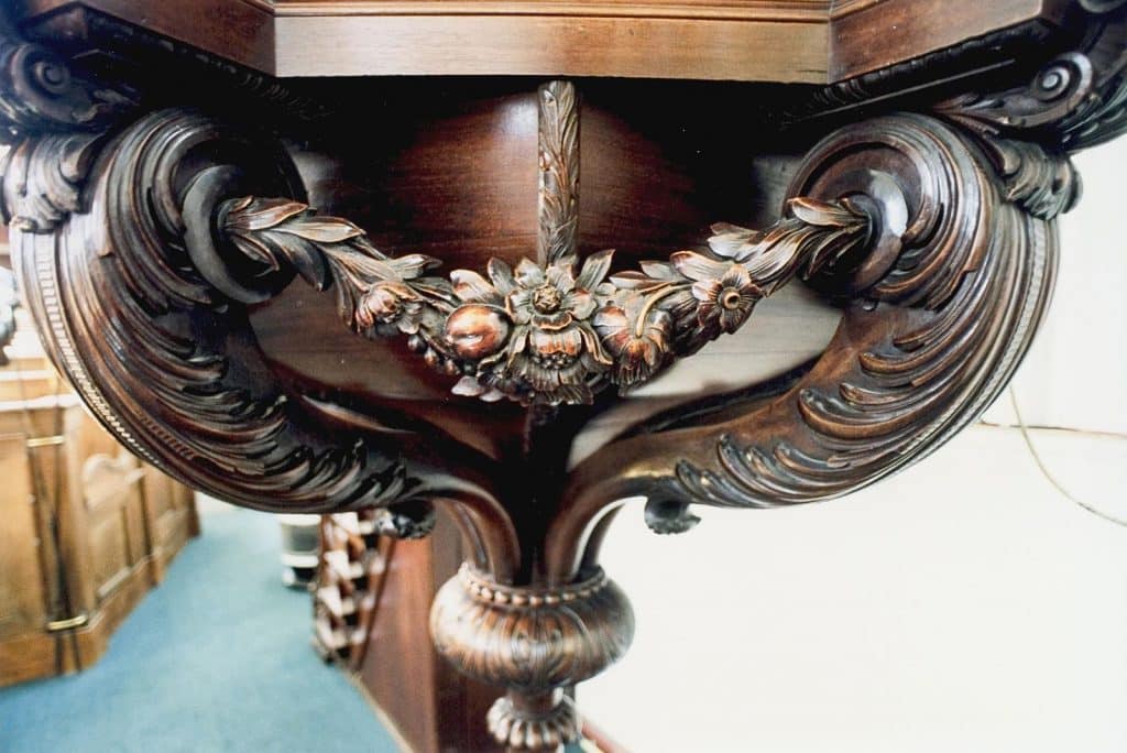 Decoratief houtsnijwerk aan de voet van de preekstoel van De Kapelkerk. Circa 2001. Foto J. Elsinga.