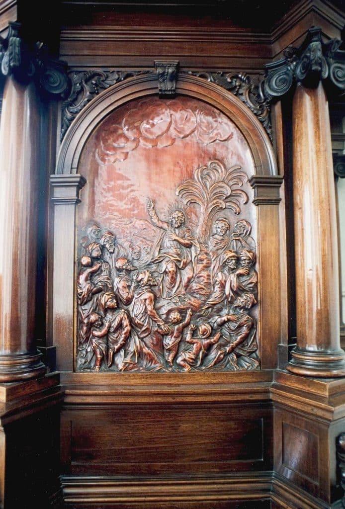 Decoratief houtsnijwerk op de kuip van de preekstoel van De Kapelkerk. Circa 2001. Foto J. Elsinga.