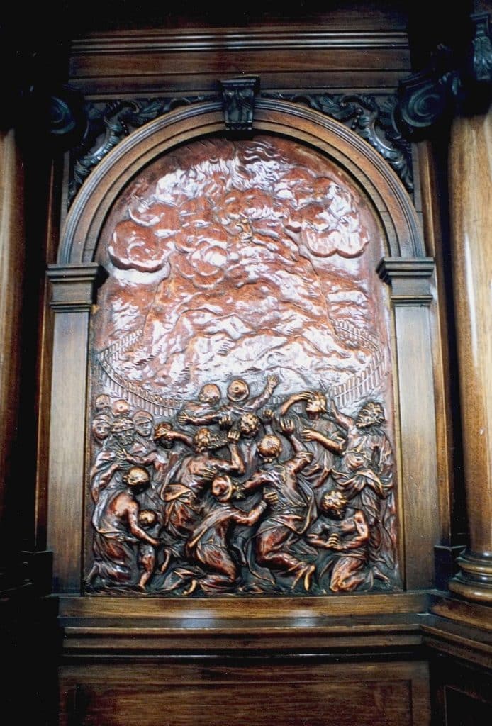 Decoratief houtsnijwerk op de kuip van de preekstoel van De Kapelkerk. Circa 2001. Foto J. Elsinga.