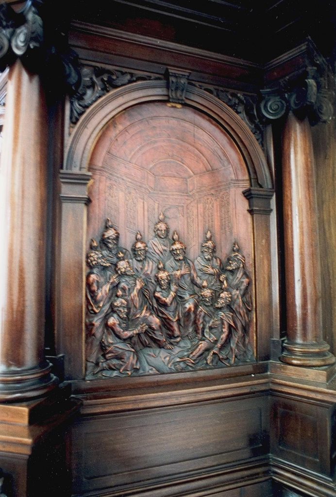 Decoratief houtsnijwerk op de kuip van de preekstoel van De Kapelkerk. Circa 2001. Foto J. Elsinga.