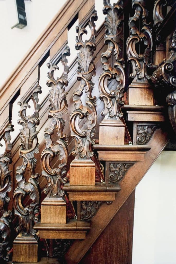 Decoratief houtsnijwerk op de trap naar de preekstoel van De Kapelkerk. Circa 2001. Foto J. Elsinga.