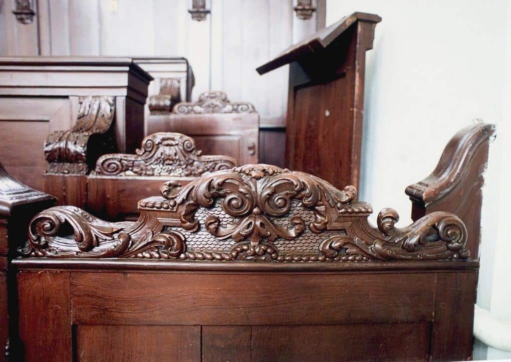 Decoratief houtsnijwerk op deurtjes van kerkbanken van De Kapelkerk. Circa 2001. Foto J. Elsinga.