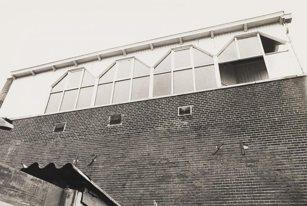 Deel van de oostkant van de achtergevel van Basisschool Bello in de Spoorbuurt. Foto J. Elsinga 1981.