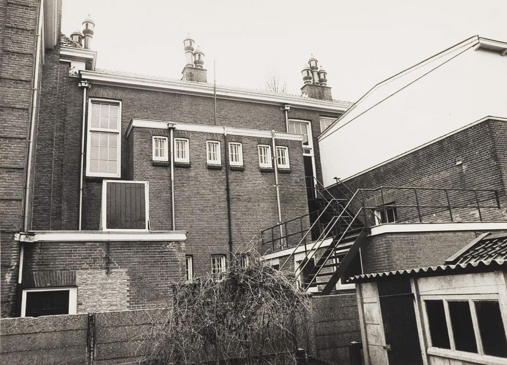 Deel van de zijgevel aan de oostkant van Basisschool Bello in de Spoorbuurt. Foto J. Elsinga 1981.