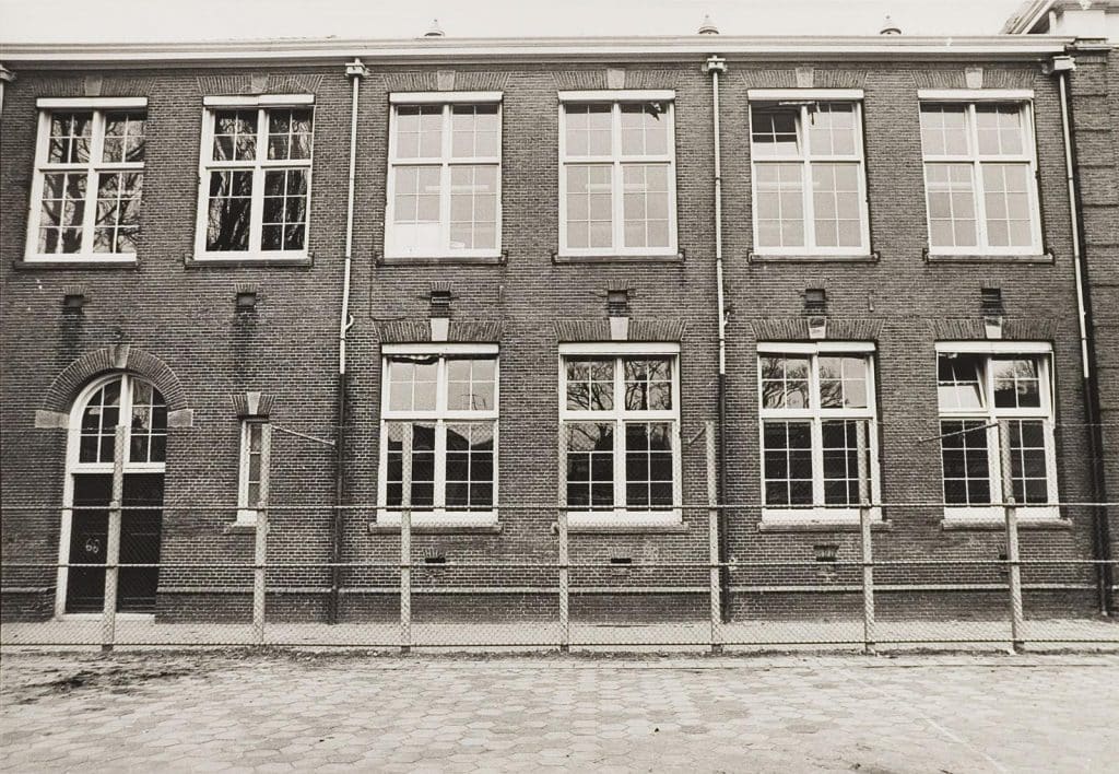 Deel van de zijgevel aan de westkant van Basisschool Bello in de Spoorbuurt. Foto J. Elsinga 1981.