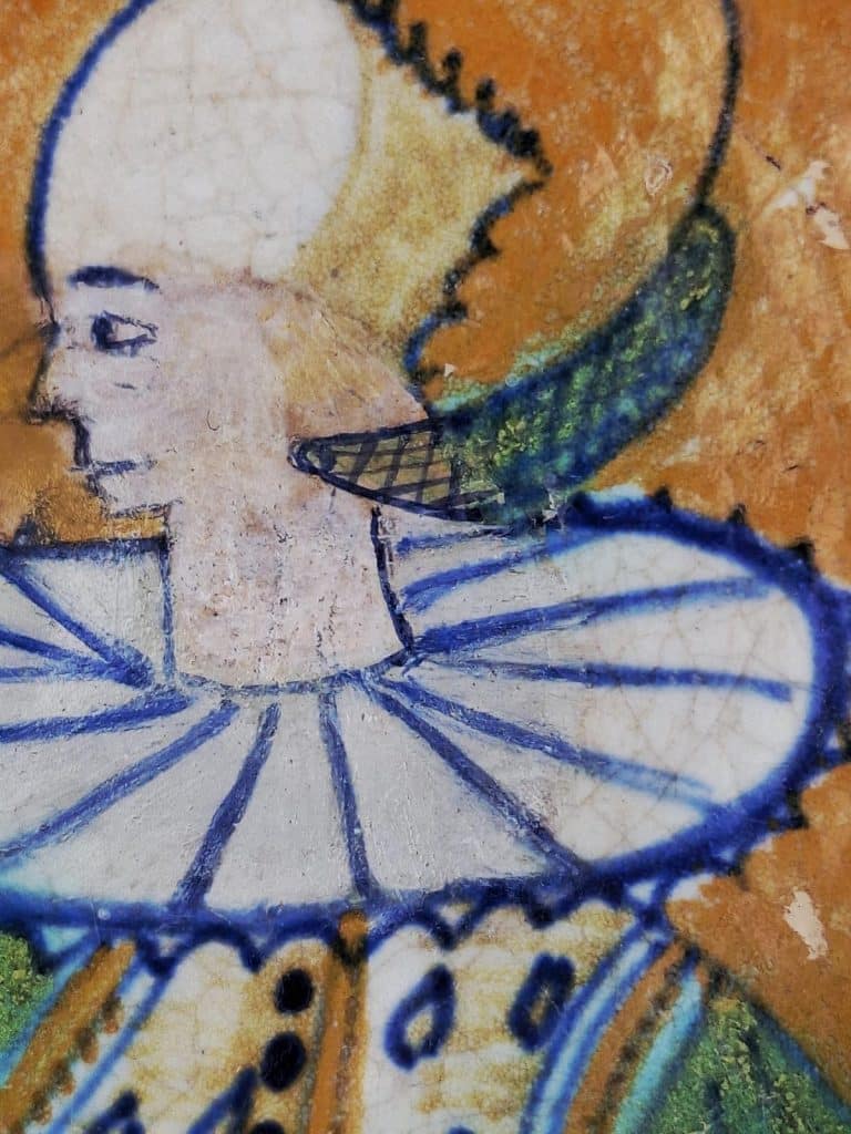 Detail van de afbeelding van een vrouw op een majolicabord, gevonden in een beerput, bij een opgraving aan de Bloemstraat in 1998.