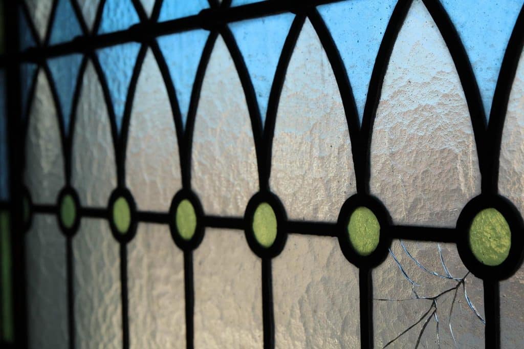 Detail van de glas-in-loodramen in het trappenhuis van Basisschool Bello