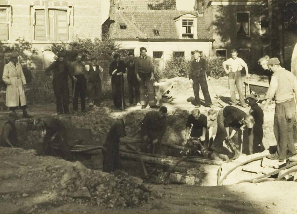 Een Duitse versperring aan het Ritsevoort tijdens de afbraak in 1945. Fotocollectie Bosman.