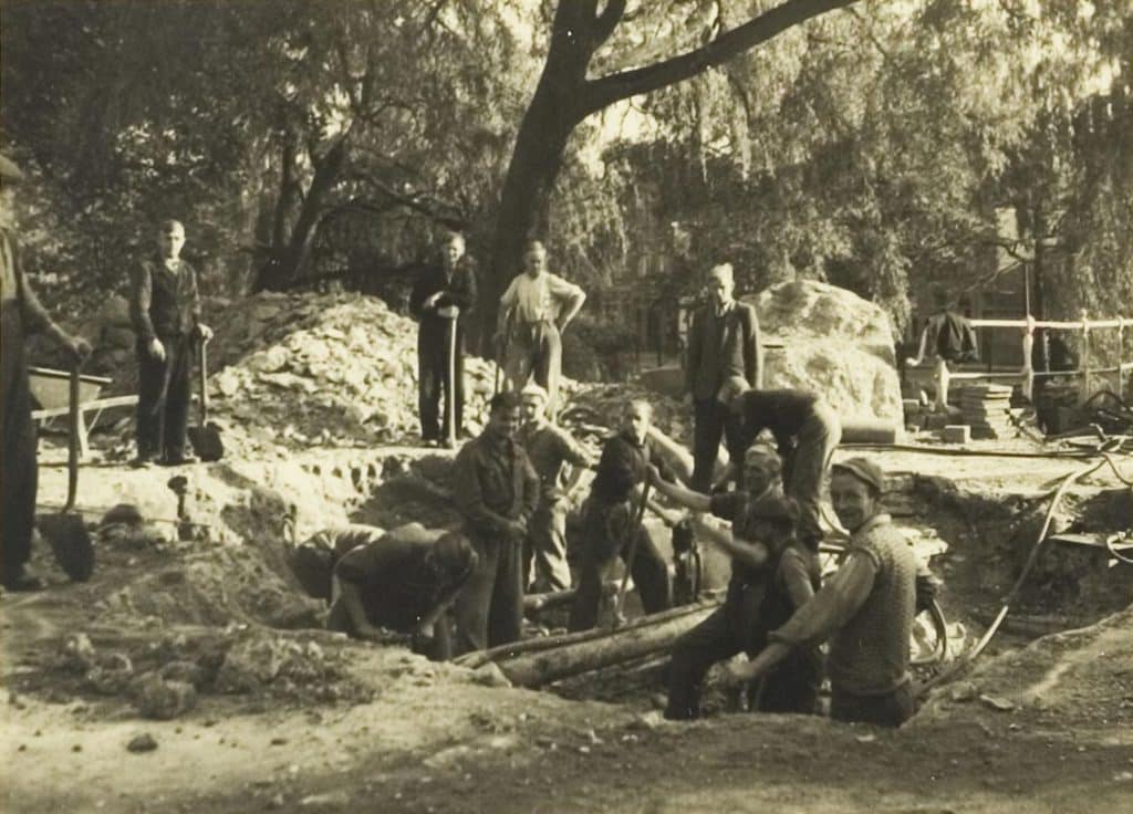 Een Duitse versperring aan het Ritsevoort tijdens de afbraak in 1945. Fotocollectie Bosman.