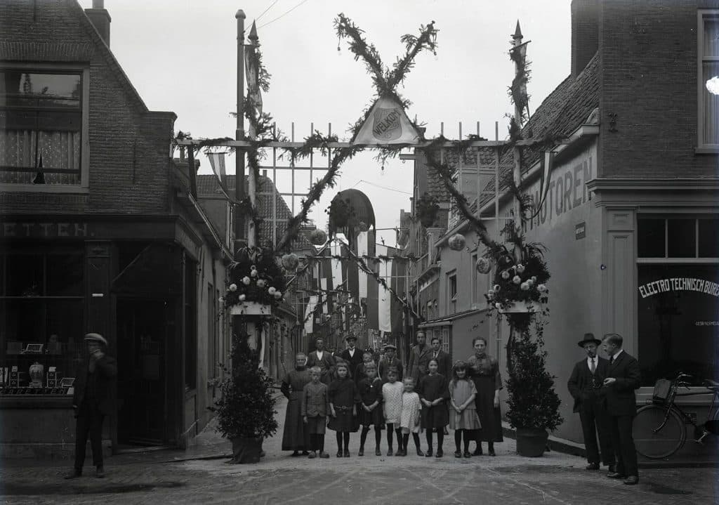 Feestversiering vermoedelijk voor bezoek Koningin Wilhelmina 1923.