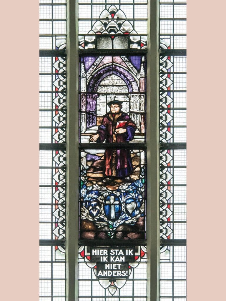 Gebrandschilderd raam met een afbeelding van Luther.