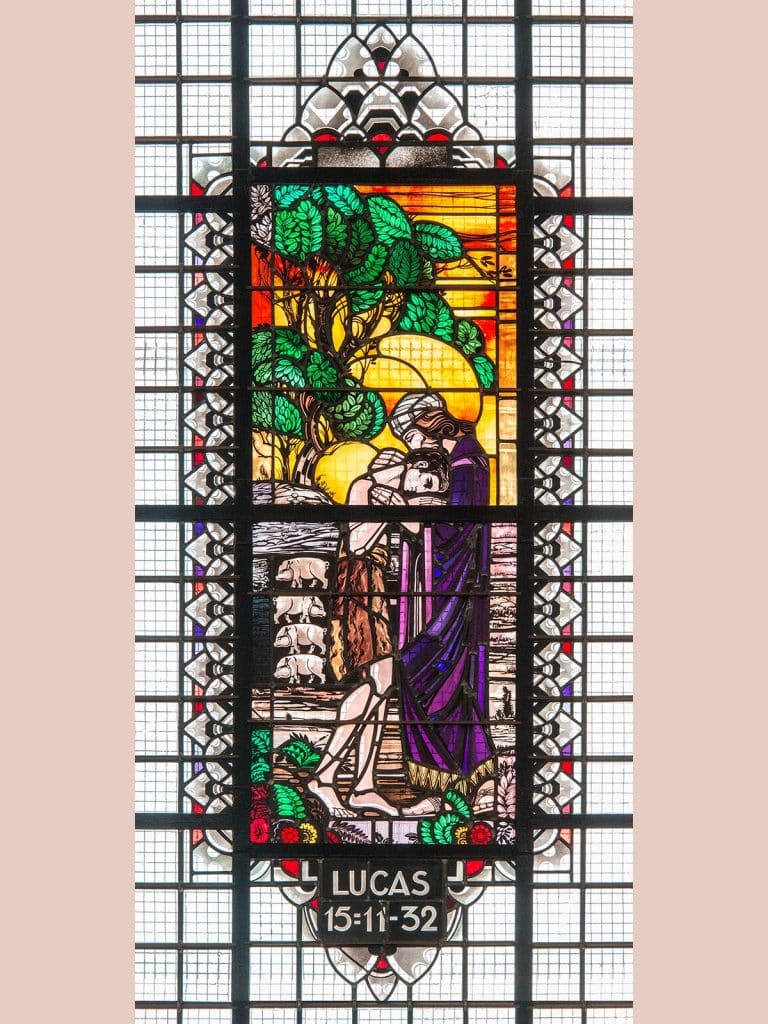 Gebrandschilderd raam in De Kapelkerk door Willem Bogtman. 'Lucas 15'. Foto J. Elsinga.