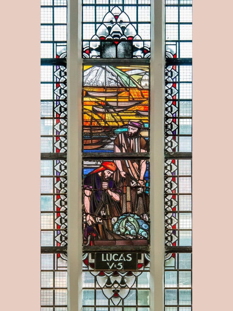 Gebrandschilderd raam in De Kapelkerk door Willem Bogtman. 'Lucas 5'. Foto J. Elsinga.