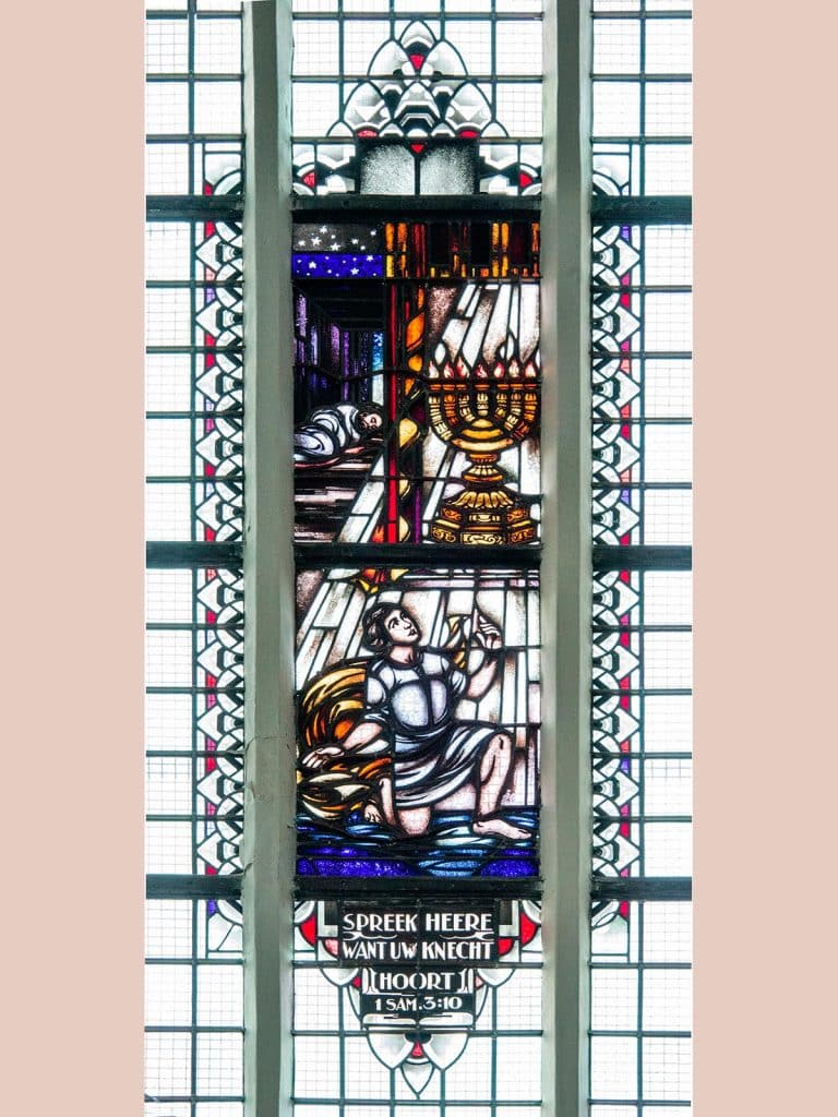 Gebrandschilderd raam in De Kapelkerk door Willem Bogtman. 'Spreek Heere want uw knecht hoort'. Foto J. Elsinga.
