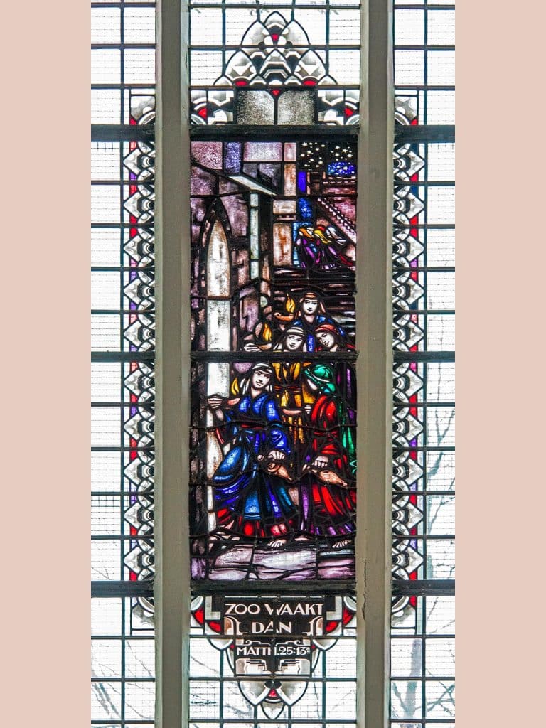 Gebrandschilderd raam in De Kapelkerk door Willem Bogtman. 'Zoo waakt dan'. Foto J. Elsinga.