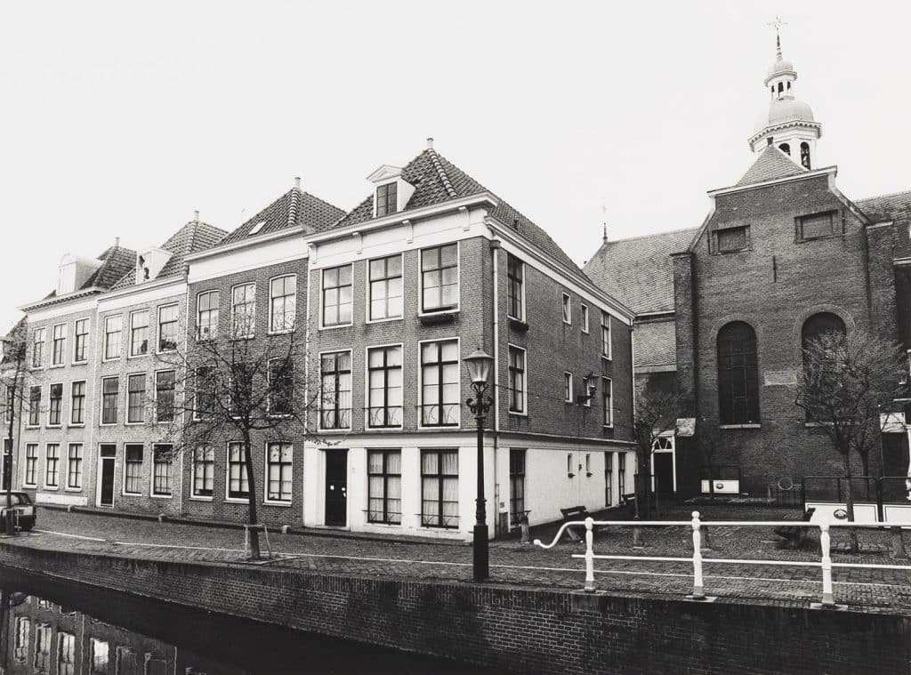 Van rechts naar links Verdronkenoord 111, hoek Kapelplein, Verdronkenoord 109, Verdronkenoord 107 en Verdronkenoord 105, alle vier nieuwbouw na afbraak.