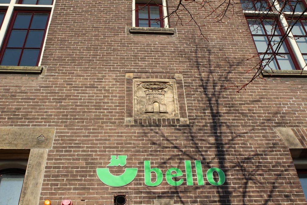 Gevelsteen op de gevel van Basisschool Bello