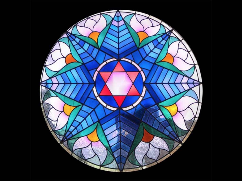 Het glas-in-loodraam in de Synagoge.