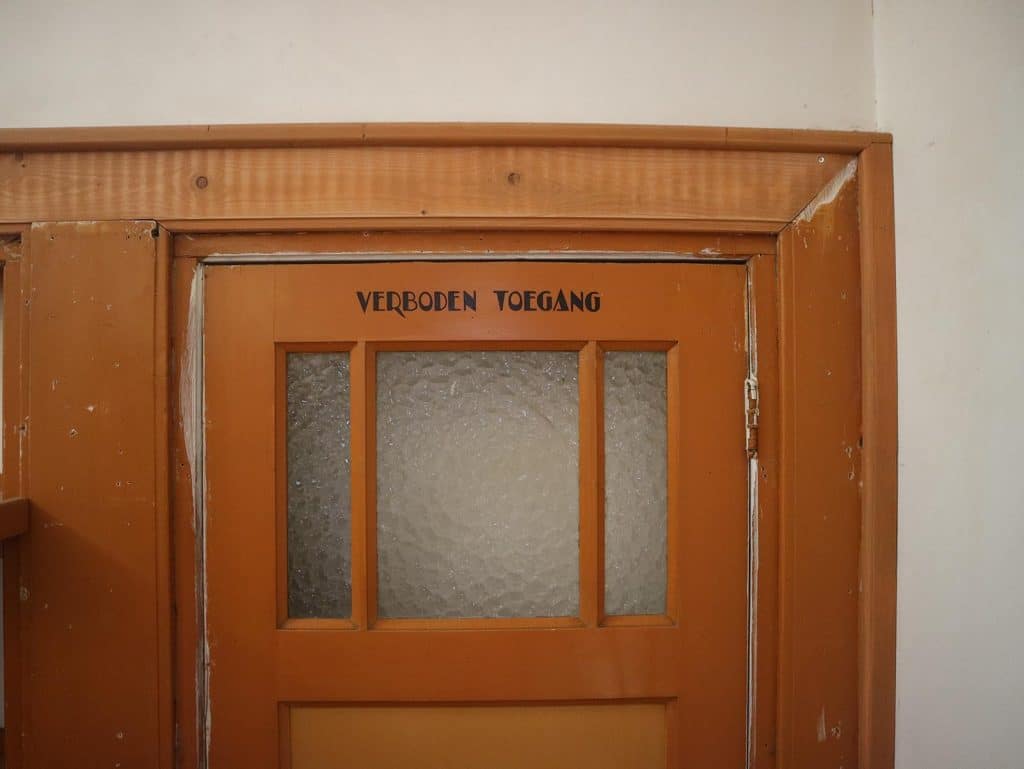 Op de deur staat 'verboden toegang'.