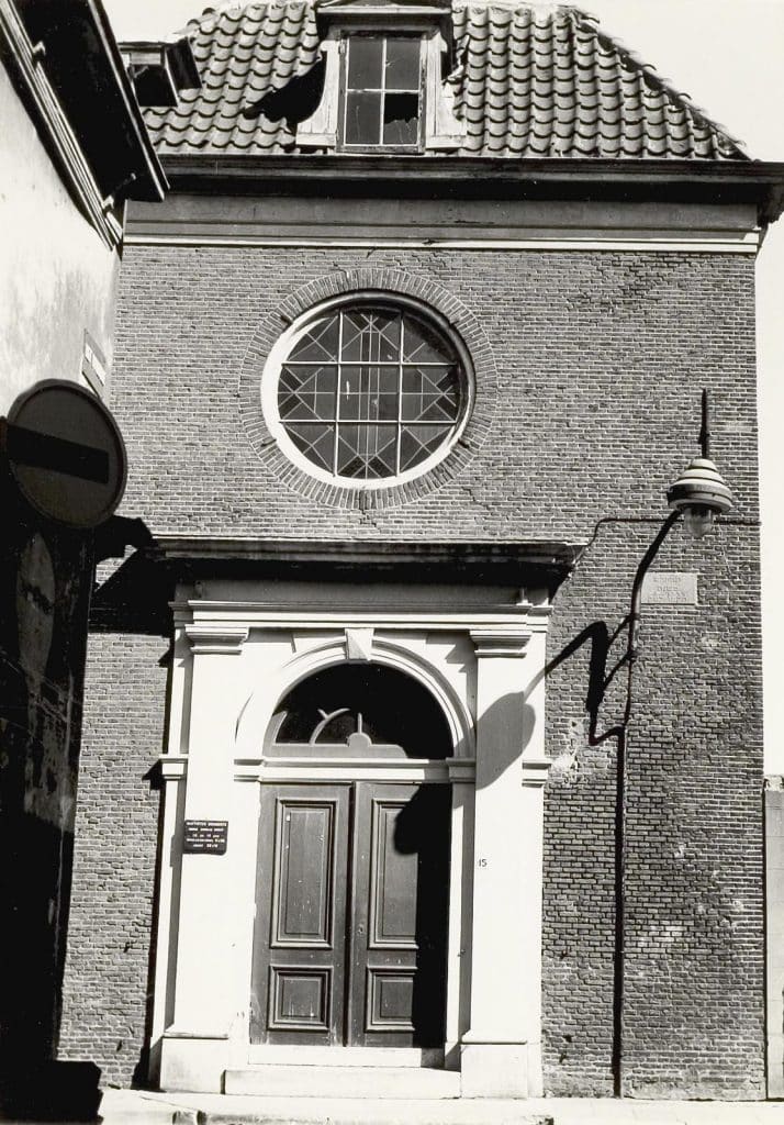 Hofstraat 15, De Synagoge was toen der tijd kerk van de Baptisten, Doopsgezinde Gemeente. Circa 1970.