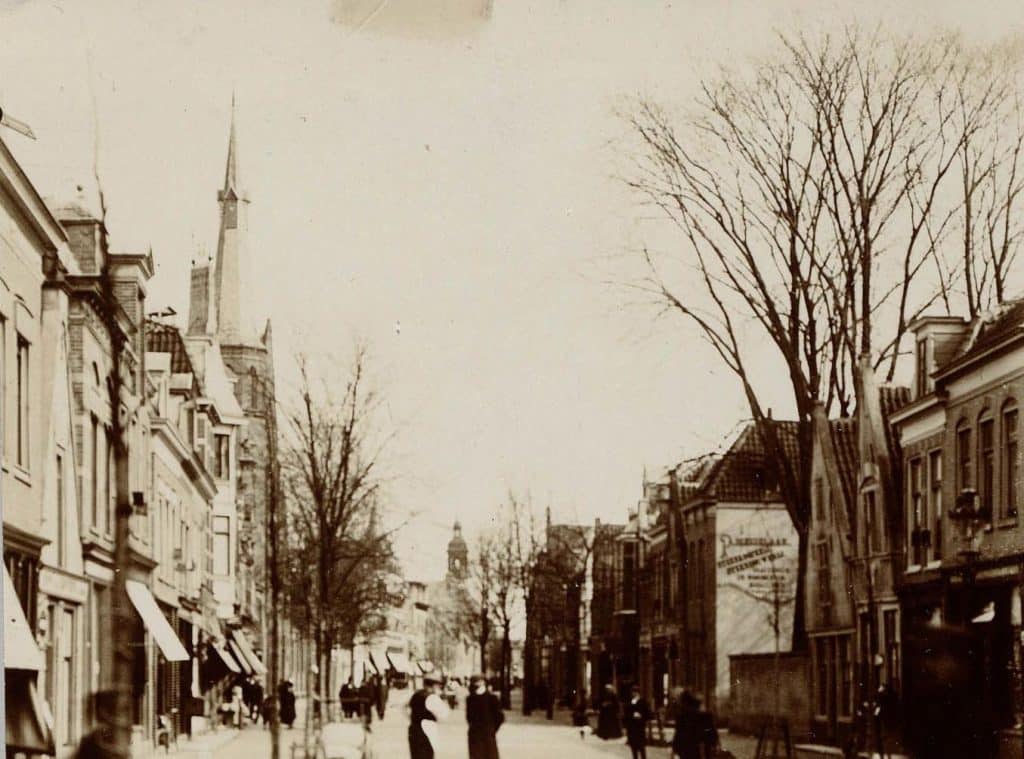 De Laat in 1913. Links de Dominicuskerk en op de achtergrond de Kapelkerk.