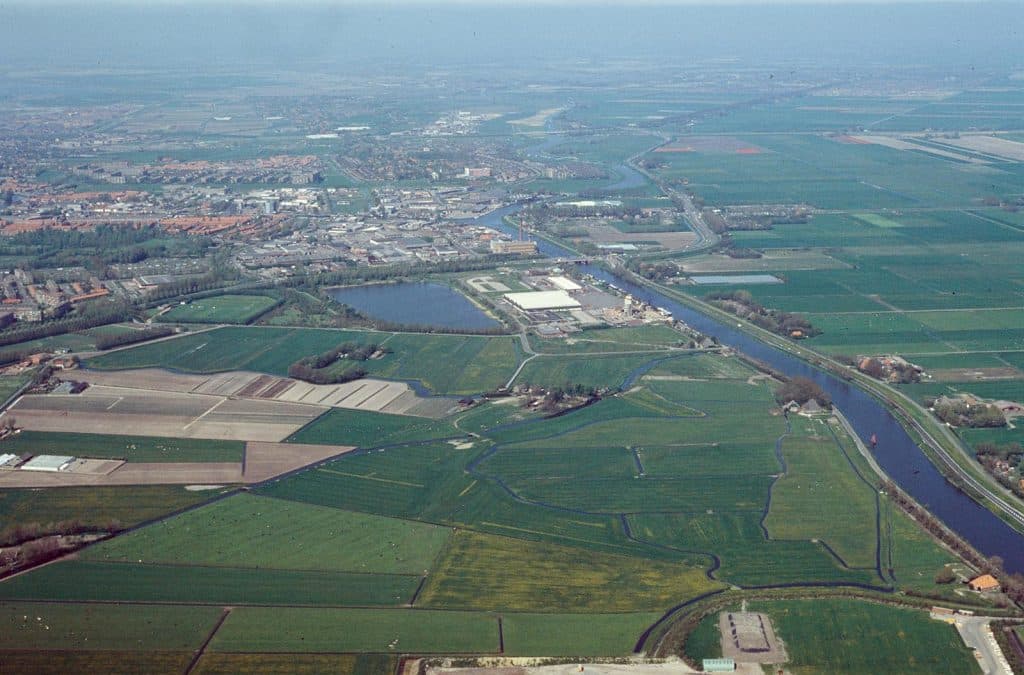 Luchtfoto waaronder Leeghwaterbrug, PTT telefooncentrale Koelmalaan, Kanaal Alkmaar Omval - Kolhorn, Boekelermeer weilanden