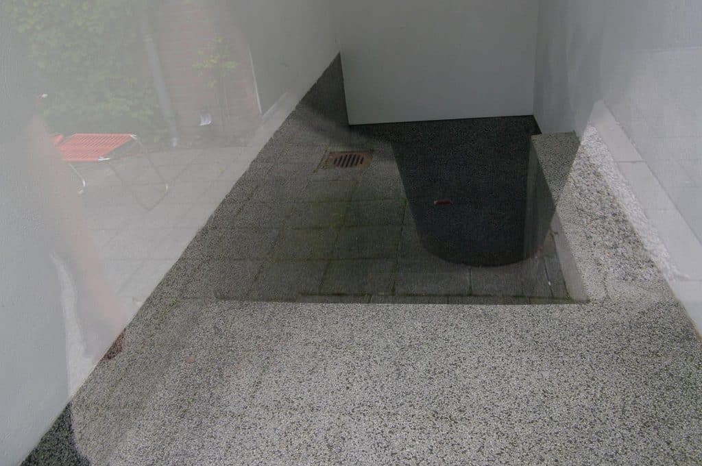 In de binnentuin van de Alkmaarse Synagoge zie je nog de mikwe. Hij werd opgegraven tijdens de restauratie. Het bad wordt al sinds 1875 niet meer gebruikt en was bedolven onder de aarde. Mikwe betekent letterlijk ‘levend water’. Het is een ritueel bad met regenwater of grondwater. Hierin word je gereinigd.