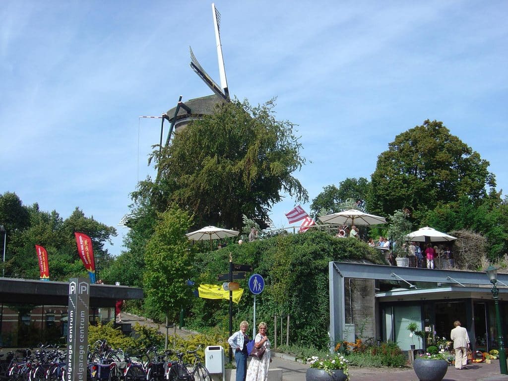 Open Monumentendag. Molen van Piet, achter de bomen, gezien vanaf het Ritsevoort.
