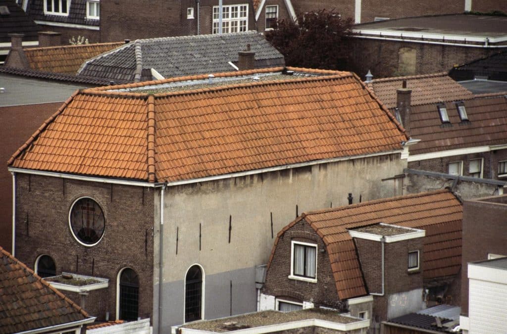 Panorama vanaf Kapelkerk naar de achterkant van de Synagoge. Circa 2005. Foto J. Elsinga.