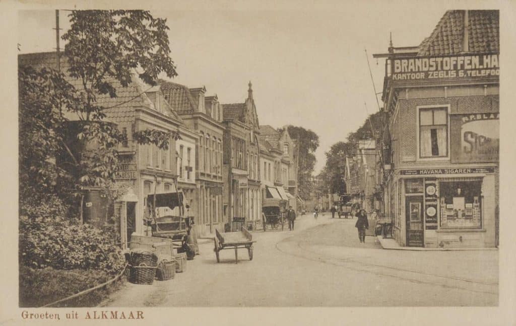 Rechts vooraan Ritsevoort 47, hoek Kennemerpark, de sigarenwinkel van Blaauw. Links vooraan Ritsevoort 58-60. Een aantal karren en rijtuigen staan op straat.