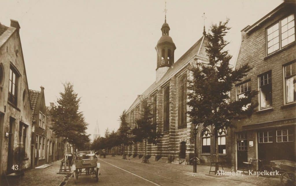 Gevelwanden. Rechts vooraan Laat 78, naast de Kapelkerk. Links vooraan vermoedelijk Laat 75. Op de straat staan twee handkarren.
