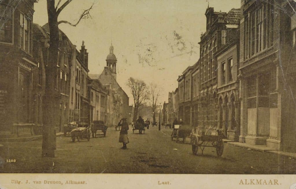 Prentbriefkaart van de Laat met de Kapelkerk. Circa 1907.