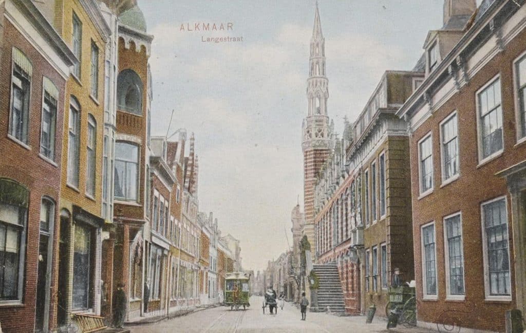De Langestraat gezien richting De Mient. De paardentram rijdt ter hoogte van het Stadhuis.