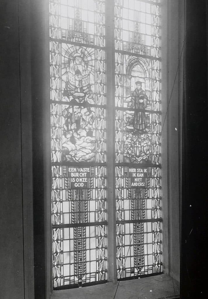 Dit raam heeft nog de oorspronkelijke art deco-omranding in circa 1948. Deze ramen waren een schenking van de familie Holsmuller in 1942.