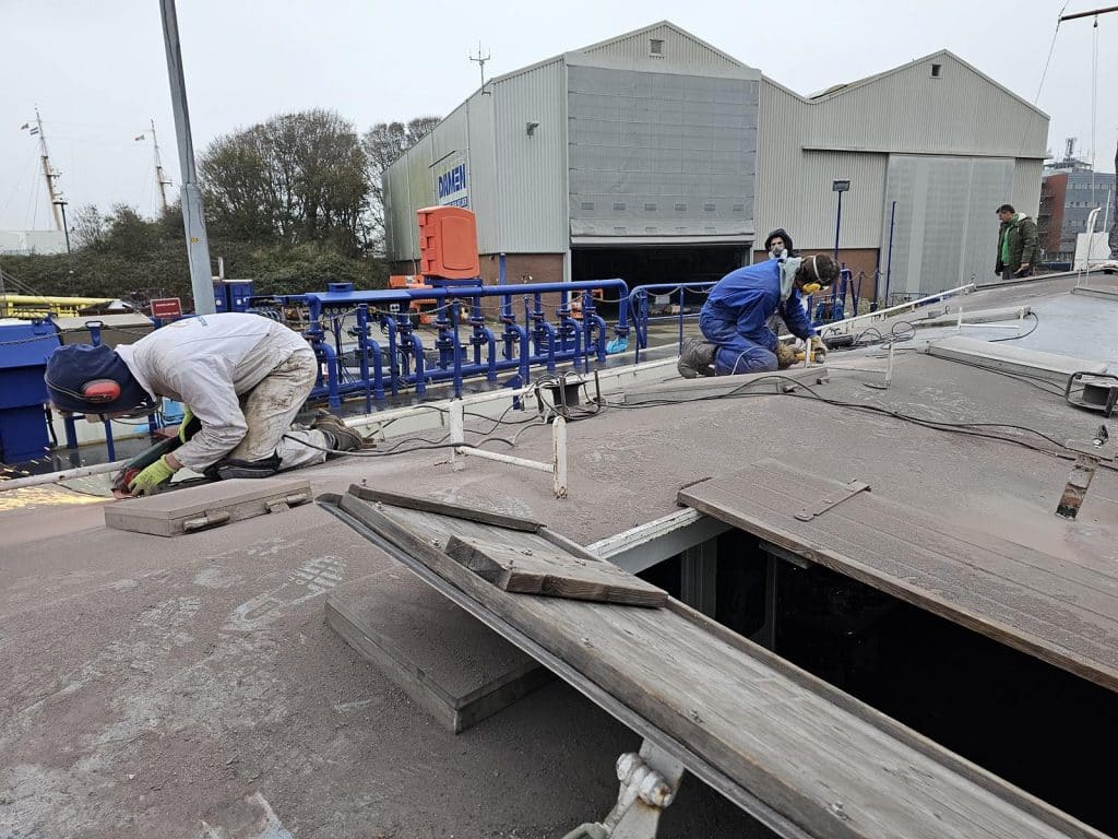 Ralf en Troy tijdens het werken aan het dek van de Res Nova. Foto website scoutingmarcopolo.nl