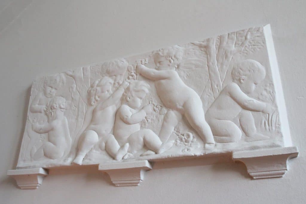 Sculptuur op de muur van het trappenhuis van Basisschool Bello